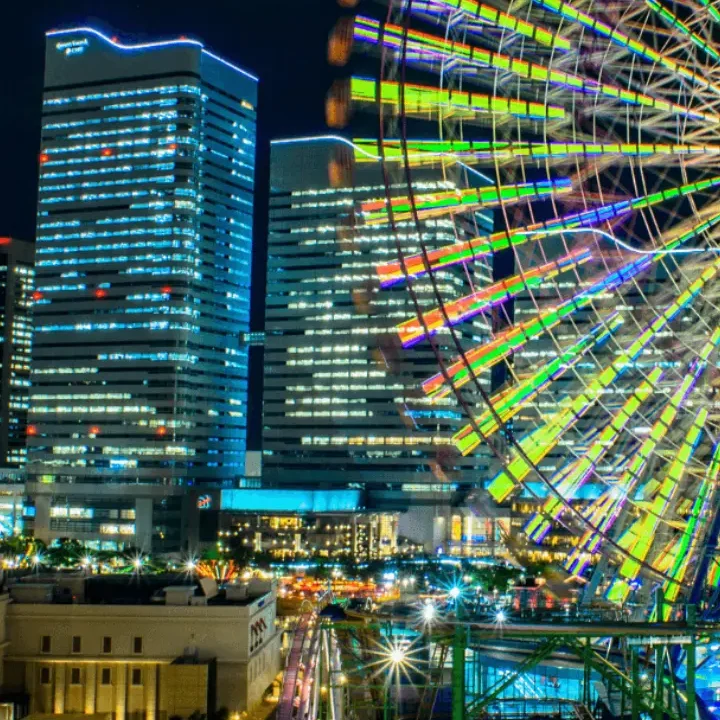 Yokohama entre modernité et bord de mer | Voyage Japon | J’Go Japon Grande roue illuminée et skyline moderne du quartier Minato Mirai à Yokohama au Japon