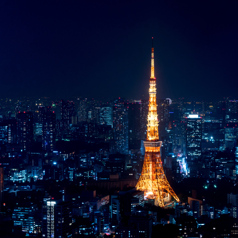 Tokyo de nuit & premières découvertes | Voyage au Japon | J’Go Japon Vue nocturne de Tokyo Tower illuminée au cœur de Tokyo au Japon