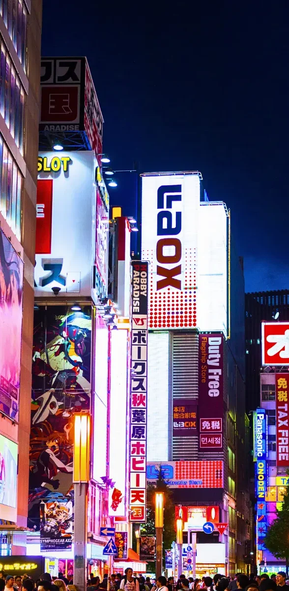 Rue du quartier d'Akihabara à Tokyo la nuit avec néons et ambiance urbaine japonaise Rue du quartier d'Akihabara à Tokyo la nuit avec néons et ambiance urbaine japonaise