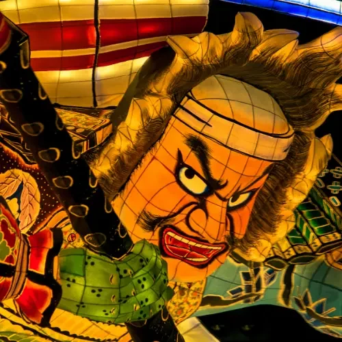 Chars et lanternes colorés lors d’un festival traditionnel japonais de nuit