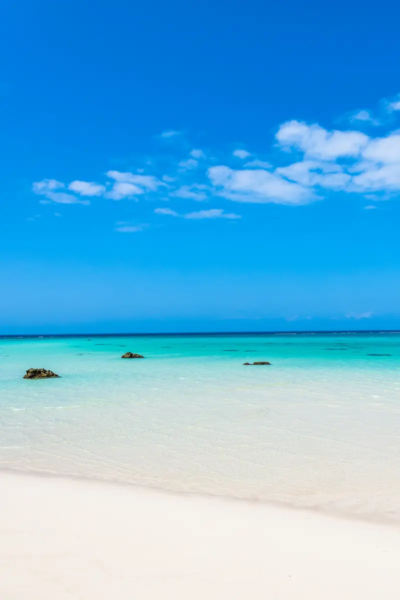 Okinawa Plage de sable blanc et eau turquoise à Okinawa – paysage paradisiaque au Japon