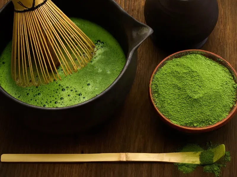 Préparation du matcha – L’art de la cérémonie du thé japonaise Préparation traditionnelle du thé matcha avec fouet en bambou lors d’une cérémonie du thé japonaise