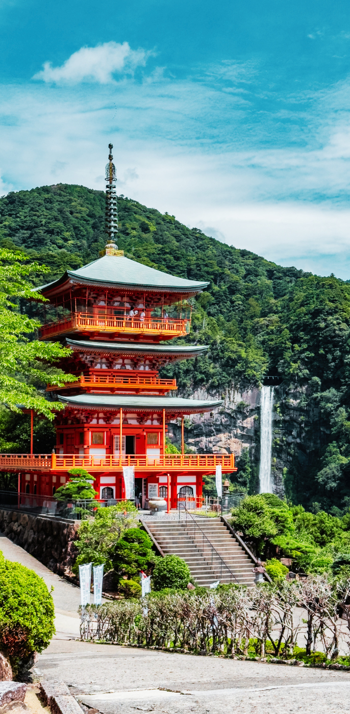Pagode de Nachi avec la cascade de Nachi en arrière-plan à Wakayama au Japon