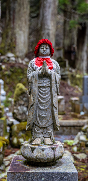 Statue bouddhiste Jizo dans une forêt du Kumano Kodo à Wakayama au Japon