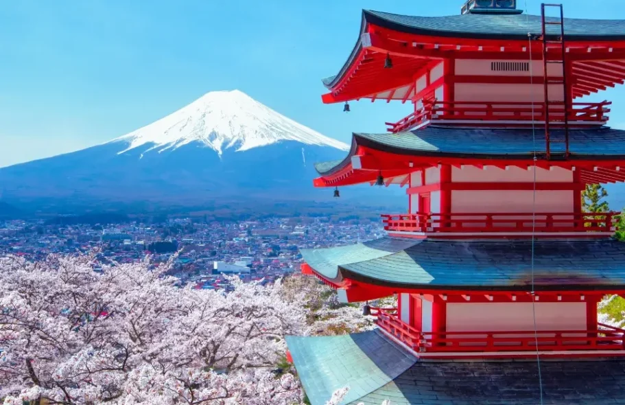 Mont Fuji avec pagode Chureito et cerisiers en fleurs – paysage emblématique du Japon