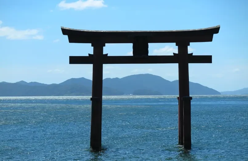 Torii sur le lac Biwa Grand torii dans les eaux du lac Biwa près d’Ōtsu.