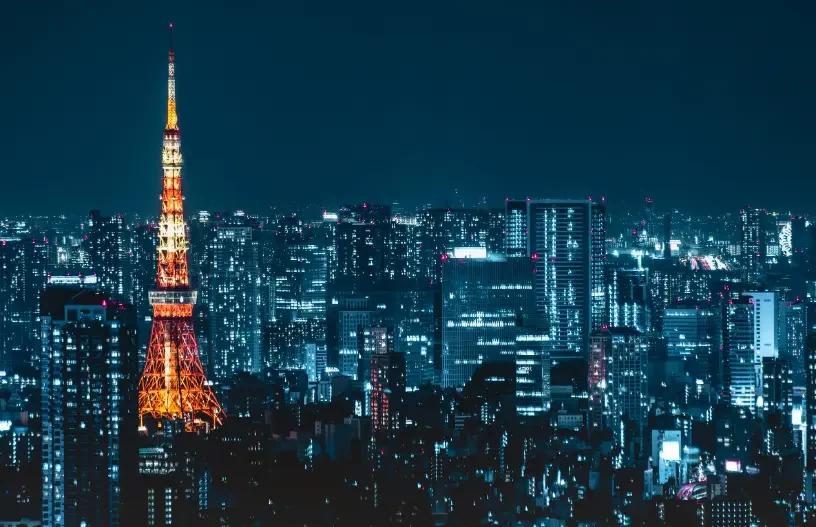 Tokyo de nuit et sa tour illuminée Vue nocturne de Tokyo avec la Tokyo Tower illuminée.