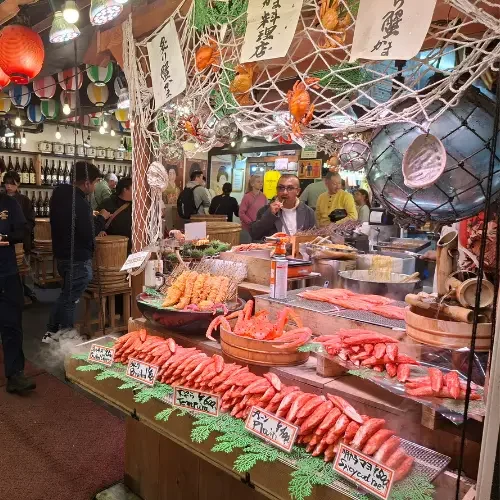 Marché gastronomique japonais Étals de produits frais dans un marché gastronomique japonais.