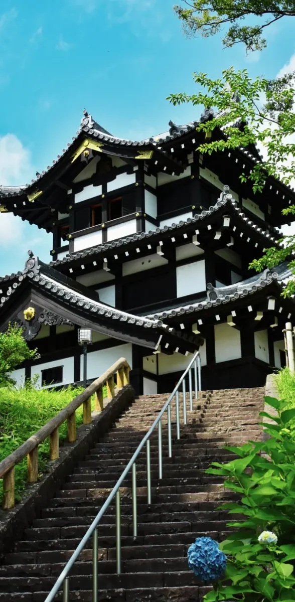 Château de Shibata à Niigata avec escaliers et architecture traditionnelle japonaise