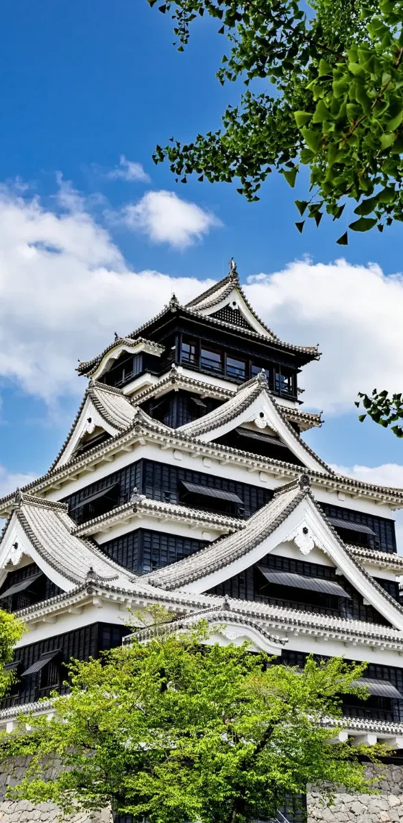 Château de Kumamoto avec architecture japonaise traditionnelle et végétation au Japon