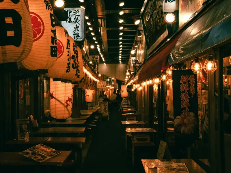 Plongez dans les izakaya japonais – Une immersion culinaire nocturne Rue japonaise de nuit avec restaurants izakaya traditionnels et lanternes