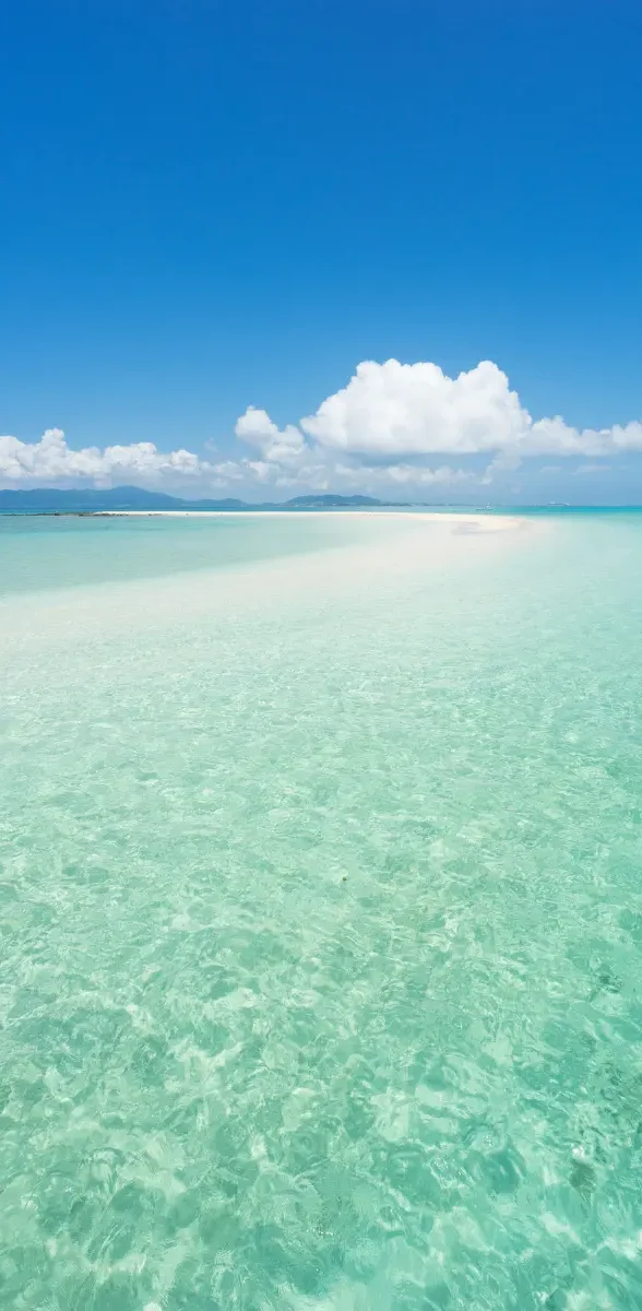 Eau cristalline et plage de sable blanc à Okinawa avec ciel bleu au Japon