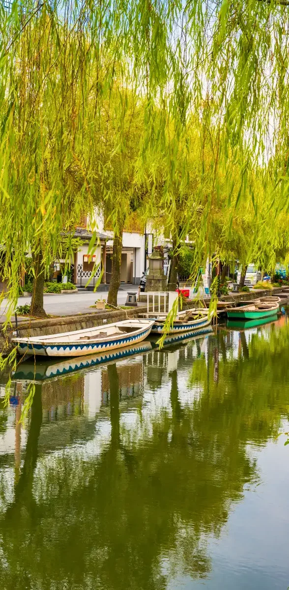 Canal de Yanagawa à Fukuoka avec barques et saules dans un paysage paisible japonais