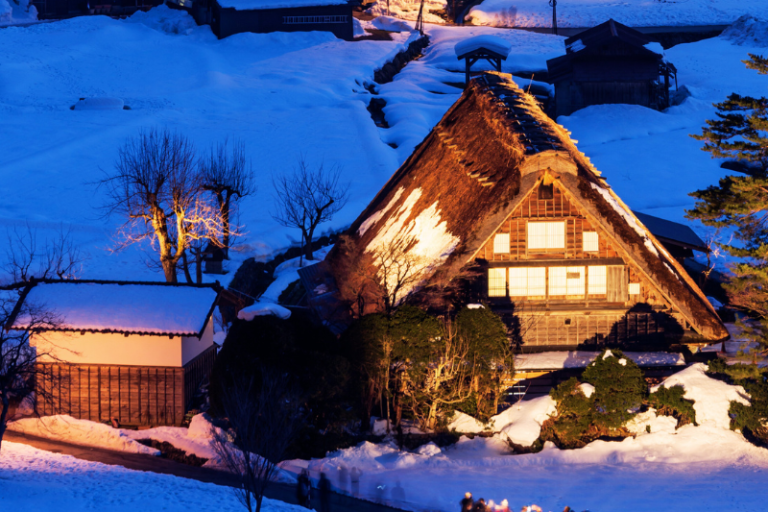 Japon authentique entre villages traditionnels et nature | J’Go Japon Maison traditionnelle illuminée dans le village enneigé de Shirakawa-go au Japon