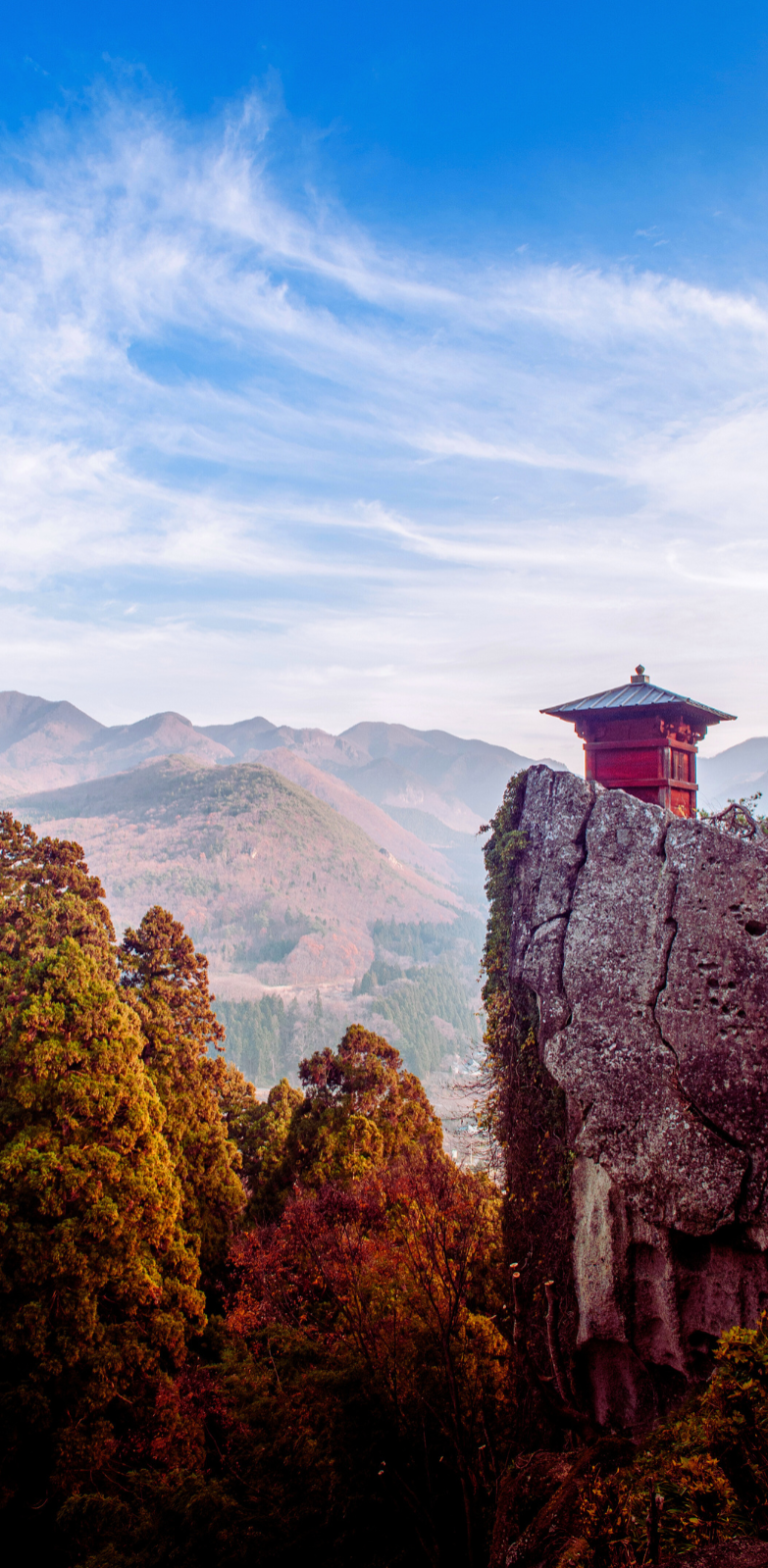 Temple Yamadera construit sur une falaise à Yamagata avec vue sur les montagnes japonaises