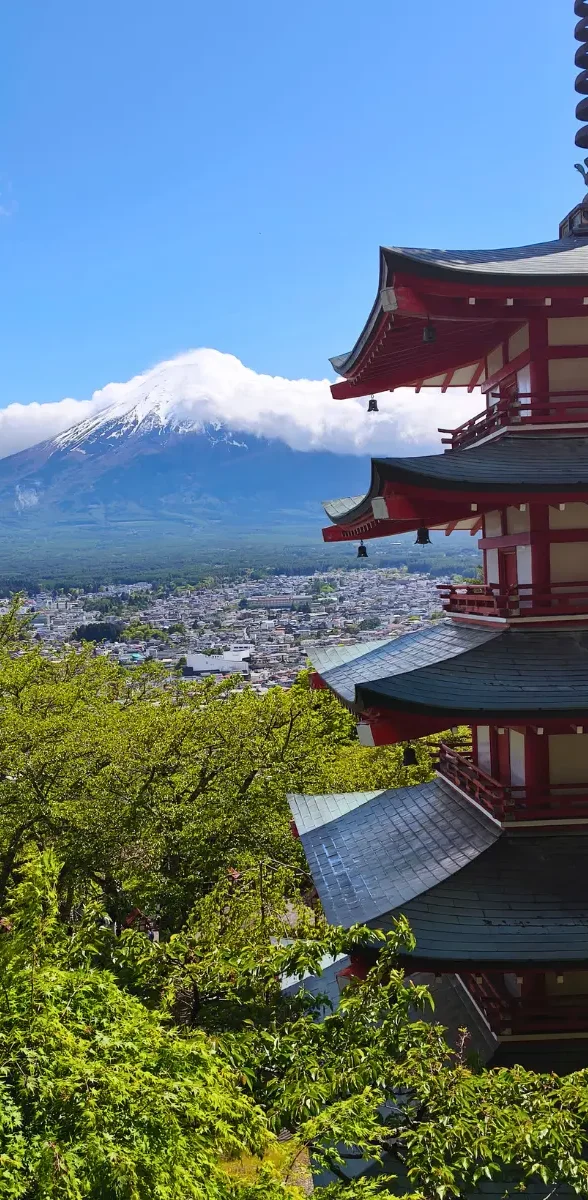 Vue panoramique sur le Mont Fuji enneigé depuis la pagode Chureito à Yamanashi, avec la ville de Fujiyoshida.