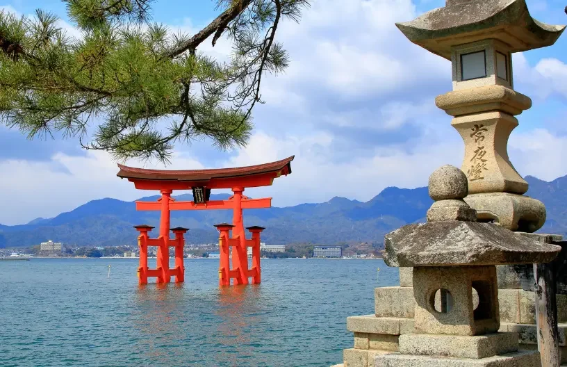 Torii de Miyajima près d’Hiroshima Grand torii de Miyajima face à la mer près d’Hiroshima.