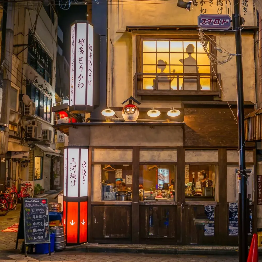 Izakaya traditionnel au Japon Petit izakaya japonais dans une ruelle éclairée en soirée.