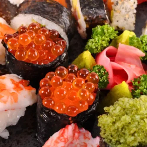 Plateau de sushis japonais préparés avec du poisson frais et des spécialités culinaires traditionnelles