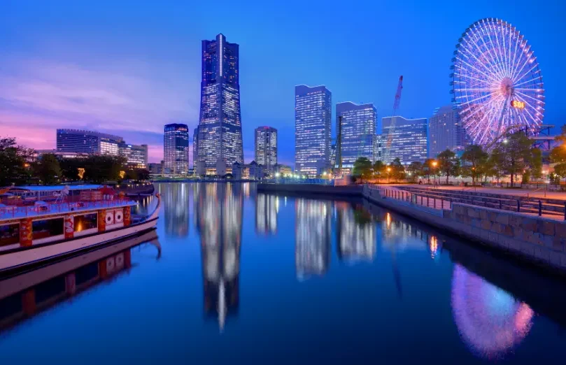 Baie de Yokohama au crépuscule Skyline de Yokohama et grande roue se reflétant dans la baie.