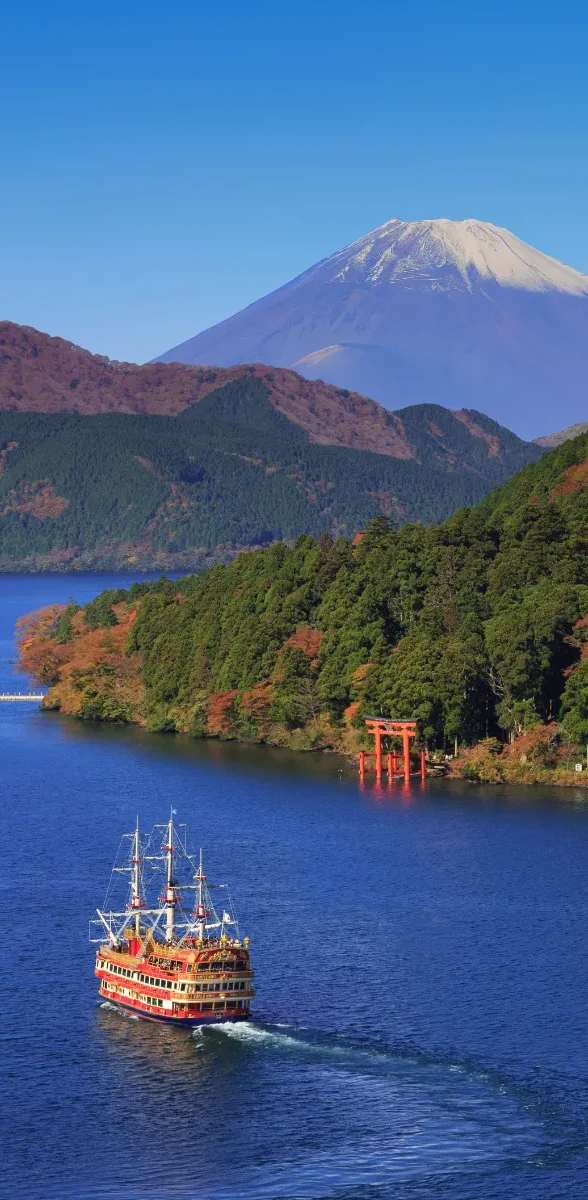 Lac Ashi à Hakone avec bateau touristique, torii et mont Fuji en arrière-plan