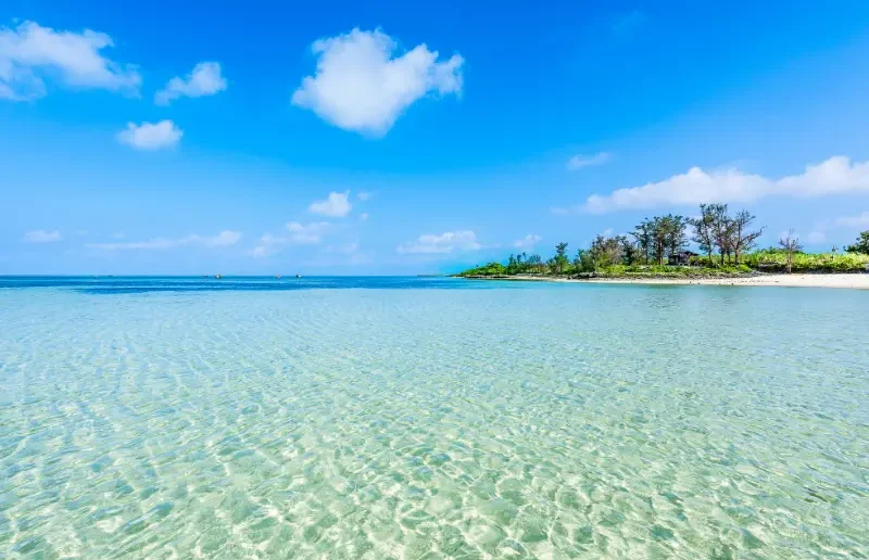 Plage paradisiaque à Okinawa avec eau turquoise – séjour détente au Japon