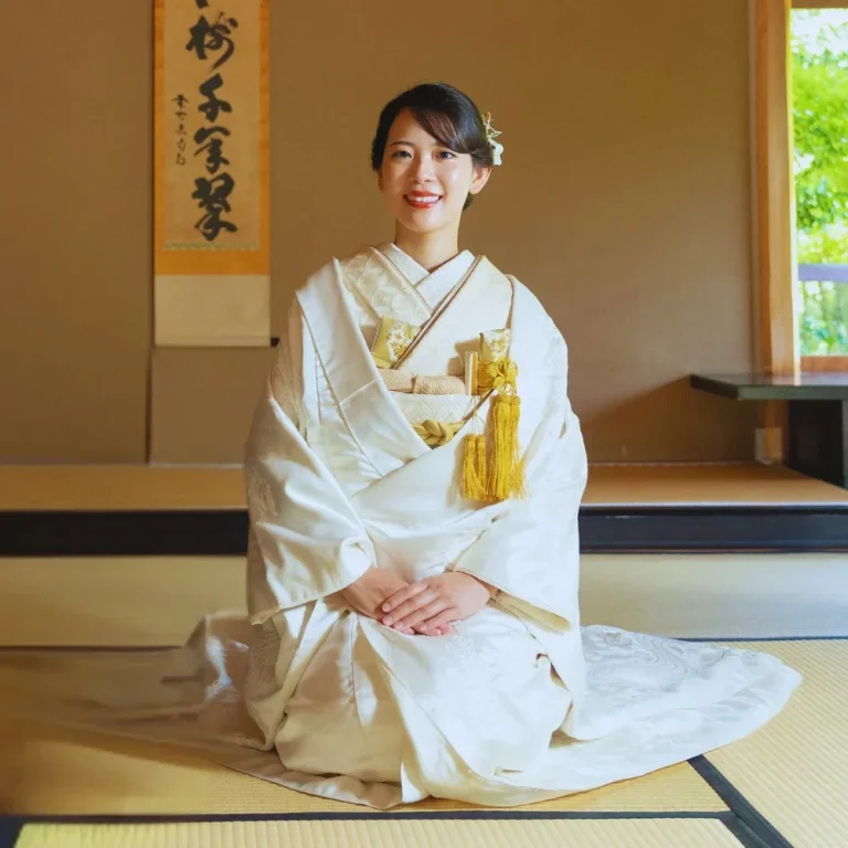 Miku, fondatrice de J'Go Japon en kimono traditionnel Miku, fondatrice de J'Go Japon, portant un kimono traditionnel japonais dans une salle de tatami au Japon