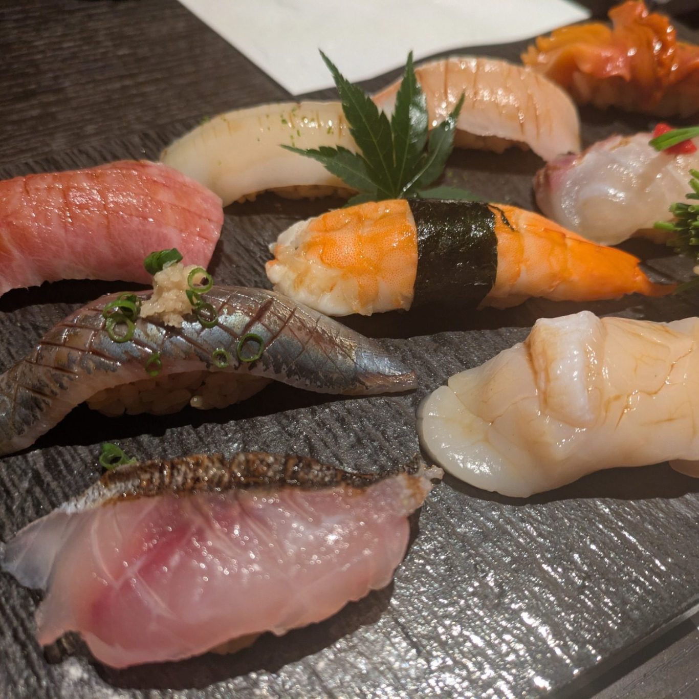 Immersion gastronomique au Japon – De la street food aux restaurants d’exception Assortiment de sushi japonais traditionnels dans un restaurant au Japon