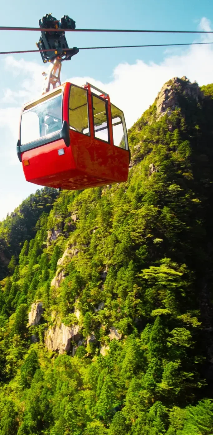 Cabine de téléphérique du mont Gozaisho à Mie traversant un paysage montagneux au Japon