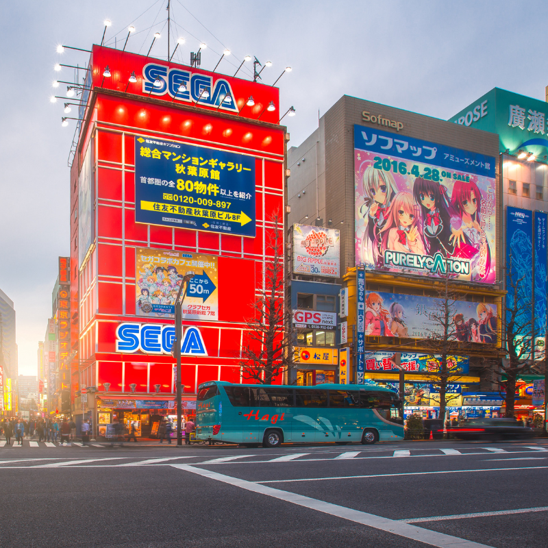Japon moderne et pop culture – Explorez Akihabara et ses univers uniques Quartier Akihabara à Tokyo avec enseignes manga et jeux vidéo