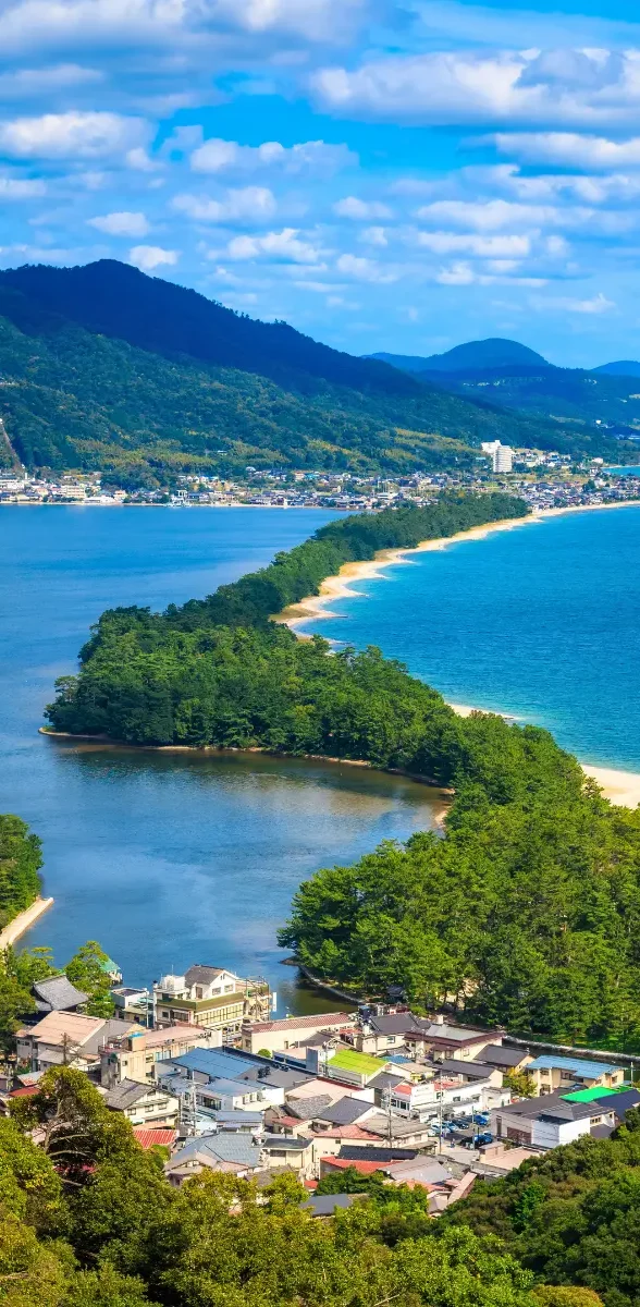 Amanohashidate au Japon : banc de sable et mer entre deux baies Vue d’Amanohashidate au Japon avec bande de sable boisée séparant deux étendues d’eau