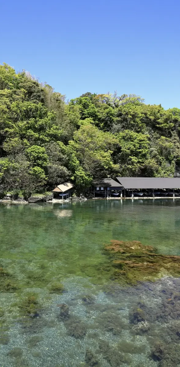 Eaux cristallines et paysage naturel paisible sur l’île de Sado à Niigata au Japon, avec bâtiment traditionnel en bord de mer