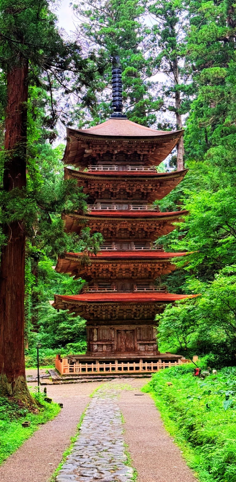 Pagode en bois dans une forêt verdoyante à Yamagata au Japon avec chemin en pierre