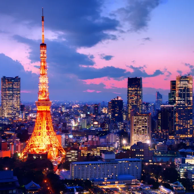Tokyo Tower illuminée au coucher du soleil avec vue panoramique sur les gratte-ciel de Tokyo au Japon