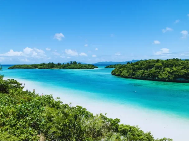 Plages tropicales aux eaux turquoise et paysages paradisiaques entre Okinawa, Ishigaki et Iriomote au Japon.