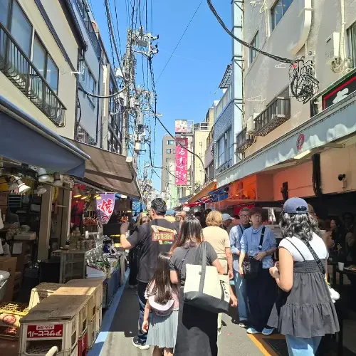 Marché de rue à Kyoto au Japon Promenade dans un marché de rue animé de Kyoto au Japon.