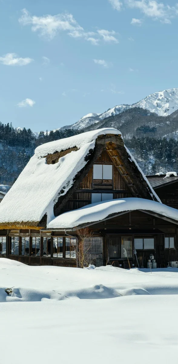 Village de Shirakawa-go enneigé à Gifu au Japon Village de Shirakawa-go à Gifu avec maisons traditionnelles sous la neige en hiver au Japon