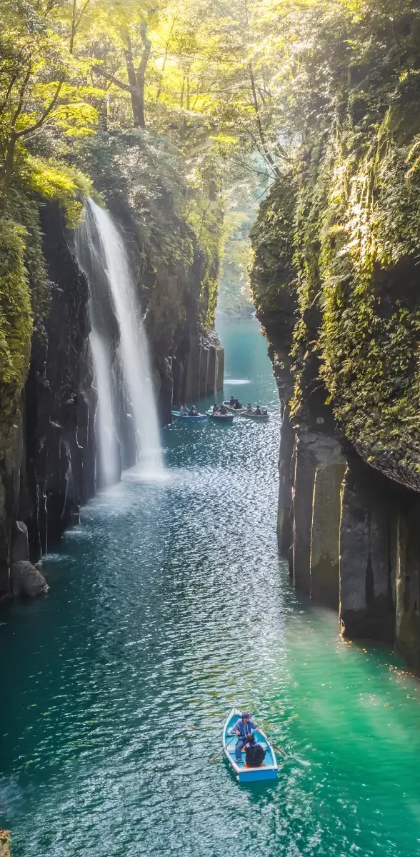 Gorges de Takachiho à Miyazaki avec cascades et rivière Gorges de Takachiho à Miyazaki avec falaises, cascades et barques sur la rivière