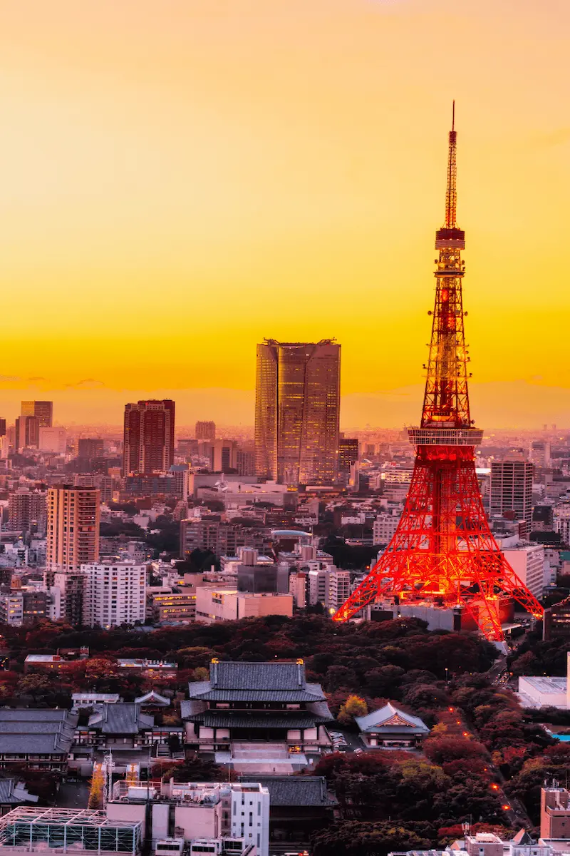 Tokyo Tokyo skyline avec la Tokyo Tower au coucher du soleil – destination incontournable pour un voyage au Japon