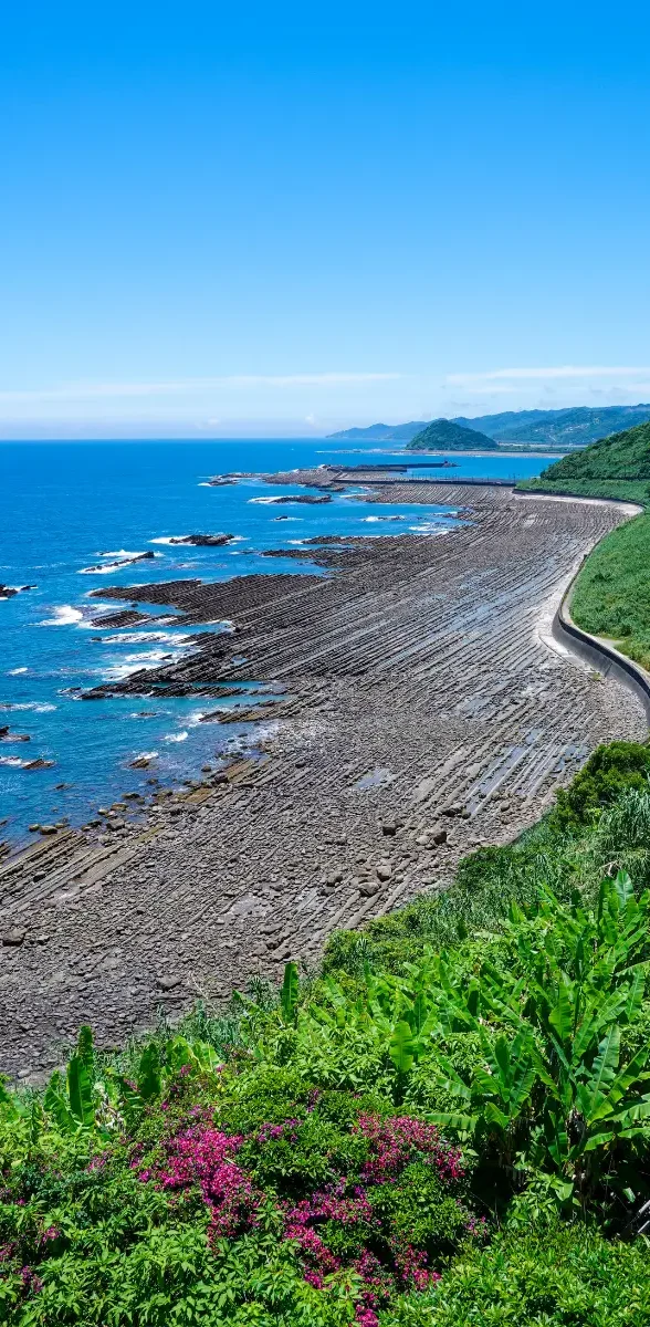 Côte de Nichinan à Miyazaki avec océan et paysages sauvages Paysage de la côte de Nichinan à Miyazaki avec océan, rochers et route en bord de mer
