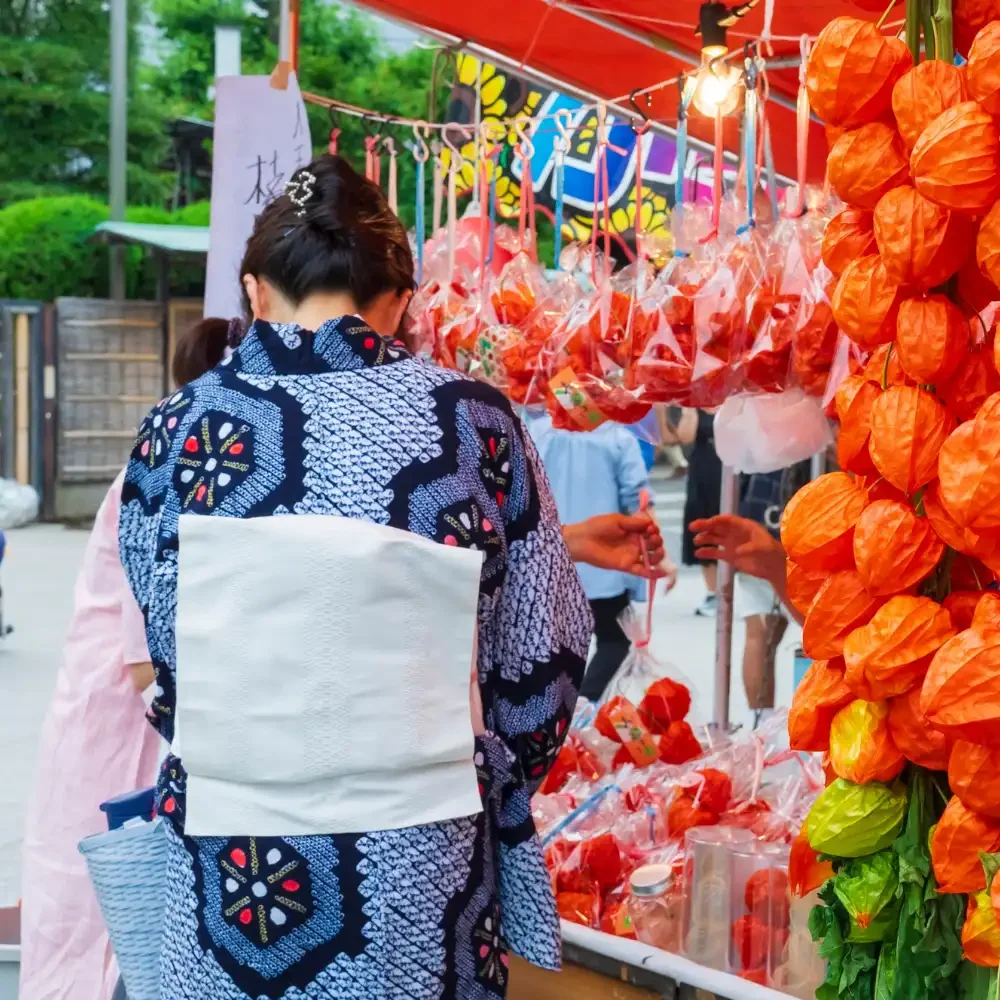 Découverte d’un marché japonais traditionnel Voyageuse en yukata dans un marché japonais traditionnel et animé.