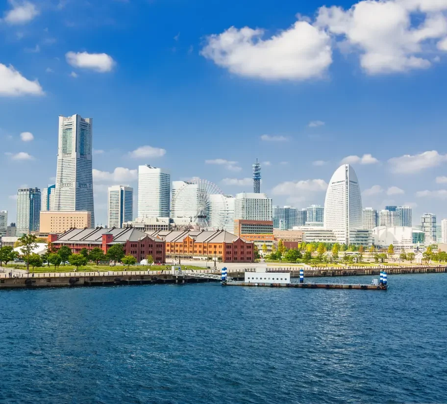 Baie de Yokohama Front de mer et skyline moderne de Yokohama sous un ciel bleu.