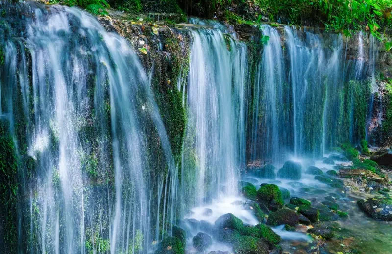 Cascade naturelle à Nagano dans les Alpes japonaises – voyage nature au Japon
