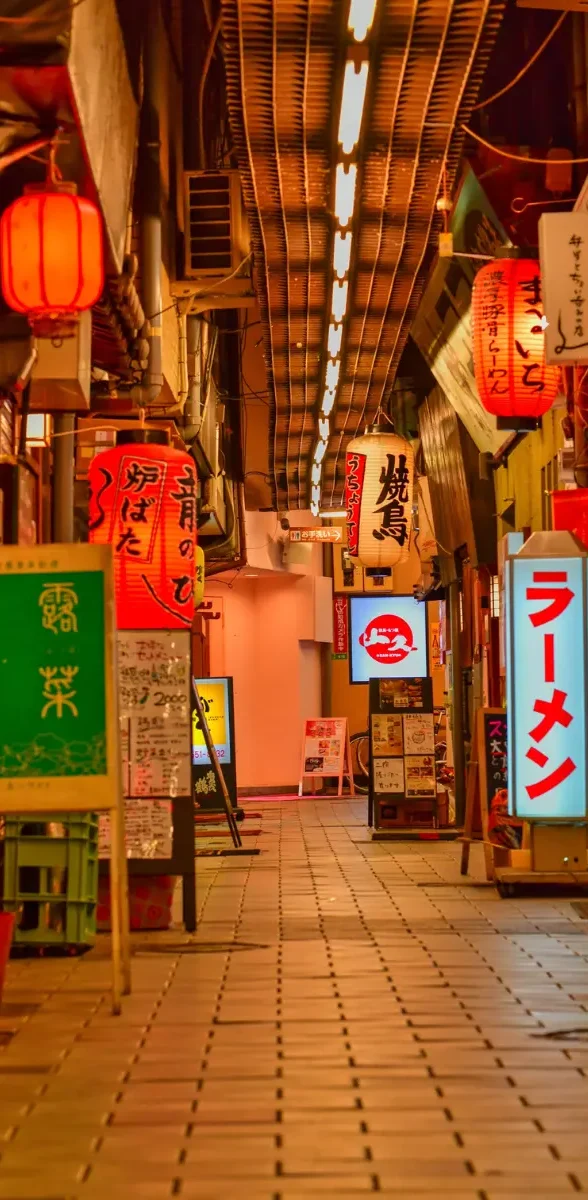 Allée illuminée de lanternes japonaises et petits restaurants yatai dans les rues de Fukuoka au Japon.