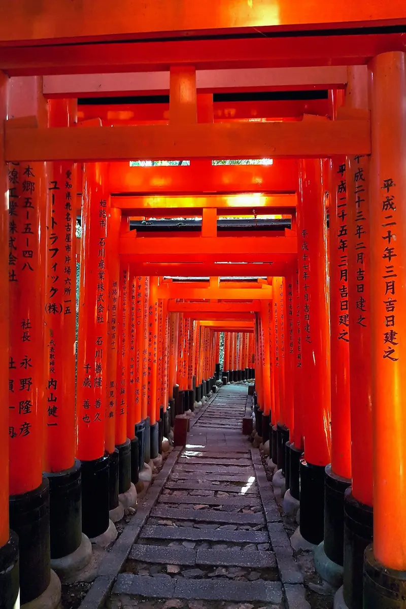 Kyoto Torii rouges du sanctuaire Fushimi Inari à Kyoto – site incontournable pour un voyage au Japon