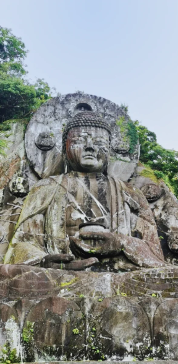 Grande statue de Bouddha sculptée dans la roche au mont Nokogiri à Chiba au Japon