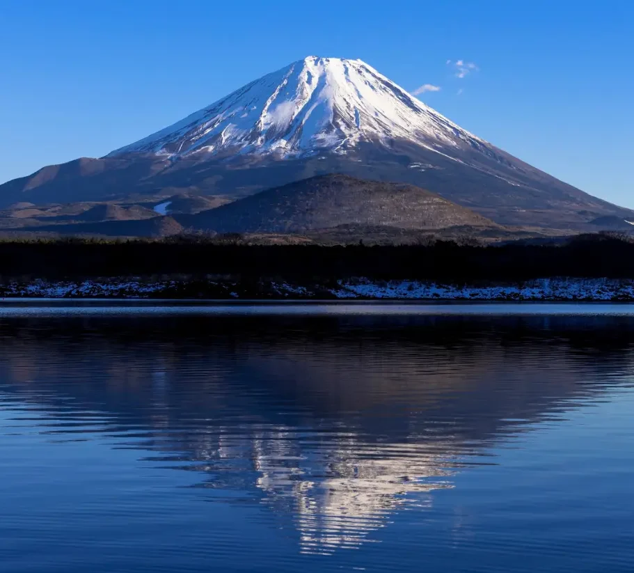 Mont Fuji et lac Kawaguchiko Mont Fuji enneigé se reflétant dans les eaux du lac Kawaguchiko.