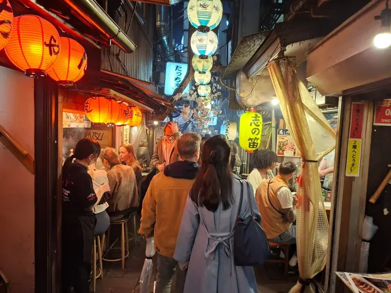 Omoide Yokocho à Tokyo Ruelle d’Omoide Yokocho avec ses petits izakayas traditionnels à Tokyo.