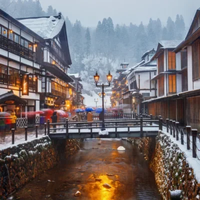Village japonais enneigé avec rivière et lumières en hiver Japon
