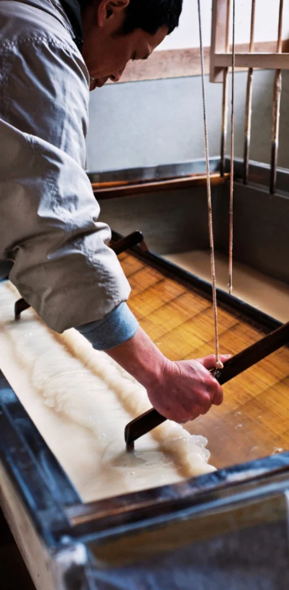 Artisan préparant des nouilles japonaises de manière traditionnelle dans un atelier à Fukui